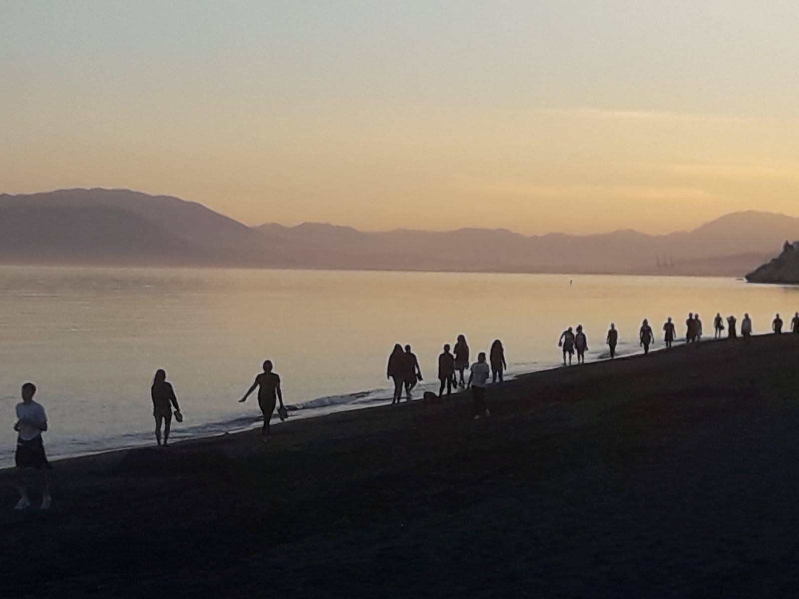 Muchas personas disfrutando de un paseo al amanecer en el primer día des desconfinamientoen Máaga